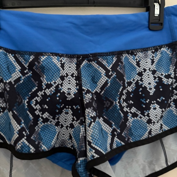 Lululemon Midrise Speed Shorts in Ziggy Snake Caspian Blue Pipe Dream - Picture 4 of 7